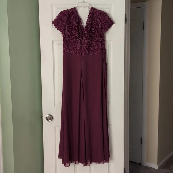 Gorgeous 😍 Jade Couture Cranberry Gown Women's Size 16